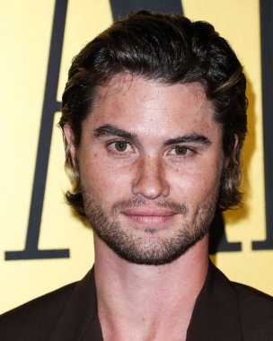 Chase Stokes, Vanity Fair tarafından 22 Mart 2022 'de Hollywood, Los Angeles, Kaliforniya, ABD' de gerçekleştirilen Vanity Fair tarafından sunulan Genç Hollywood Gecesi 'ne geldi..