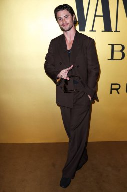 Chase Stokes, Vanity Fair tarafından 22 Mart 2022 'de Hollywood, Los Angeles, Kaliforniya, ABD' de gerçekleştirilen Vanity Fair tarafından sunulan Genç Hollywood Gecesi 'ne geldi.. 
