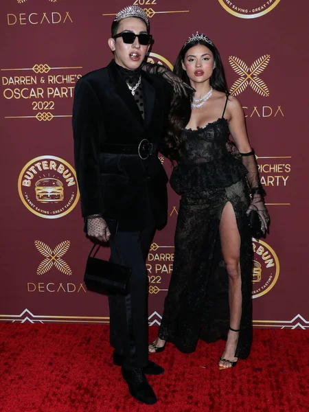 Holly Scarfone Chega Darren Dzienciol Richie Akiva Oscar Party 2022 — Fotografia de Stock