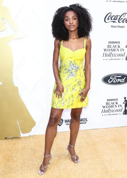 Silvia Tcherassi elbisesi ve Bea Bongiasca mücevheri giyen Saniyya Sidney, 2022 'nin 15. Geleneksel ESSENCE Siyahi Kadınlar Hollywood Ödüllerinde Öğle Yemeği Yıldönümünde' Siyah Sinema Evrenini 'ön plana çıkarıyor.