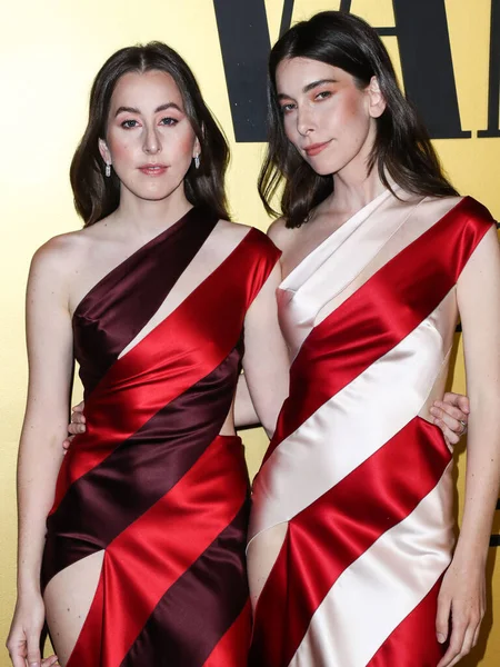 Alana Haim ve Danielle Haim, 22 Mart 2022 'de Hollywood, Los Angeles, Kaliforniya, ABD' de Vanity Fair 'in ev sahipliğini yaptığı Genç Hollywood Gecesi' ne geldiler..