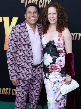 Oscar Nunez ve Ursula Whittaker 21 Mart 2022 'de Westwood, Los Angeles, Kaliforniya, ABD' deki Regency Village Theatre 'da düzenlenen Paramount Pictures' ın 'Kayıp Şehir' in Los Angeles galasına geldiler.. 