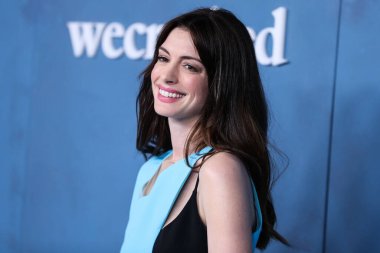 Aquazzura topukları ve Bulgari mücevherleri giyen Amerikalı aktris Anne Hathaway, 17 Mart 2022 'de Los Angeles, Kaliforniya, ABD' deki Akademi Sinema Müzesi 'nde düzenlenen Global Premiere of Apple TV +' WeCrashed 'e geldi.. 