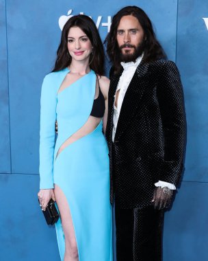 Amerikalı aktris Anne Hathaway Aquazzura topuklu ayakkabılar ve Bulgari mücevherleri ve Amerikalı aktör Jared Leto 'nun çivili Gucci takım elbisesi ve eldivenleri ile Apple TV' nin 'WeCrashed' in Global Premiere 'ine geldi. 