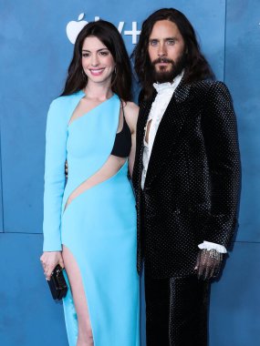 Amerikalı aktris Anne Hathaway Aquazzura topuklu ayakkabılar ve Bulgari mücevherleri ve Amerikalı aktör Jared Leto 'nun çivili Gucci takım elbisesi ve eldivenleri ile Apple TV' nin 'WeCrashed' in Global Premiere 'ine geldi. 