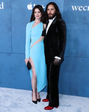 Amerikalı aktris Anne Hathaway Aquazzura topuklu ayakkabılar ve Bulgari mücevherleri ve Amerikalı aktör Jared Leto 'nun çivili Gucci takım elbisesi ve eldivenleri ile Apple TV' nin 'WeCrashed' in Global Premiere 'ine geldi. 
