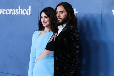 Amerikalı aktris Anne Hathaway Aquazzura topuklu ayakkabılar ve Bulgari mücevherleri ve Amerikalı aktör Jared Leto 'nun çivili Gucci takım elbisesi ve eldivenleri ile Apple TV' nin 'WeCrashed' in Global Premiere 'ine geldi. 