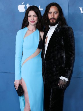 Amerikalı aktris Anne Hathaway Aquazzura topuklu ayakkabılar ve Bulgari mücevherleri ve Amerikalı aktör Jared Leto 'nun çivili Gucci takım elbisesi ve eldivenleri ile Apple TV' nin 'WeCrashed' in Global Premiere 'ine geldi. 