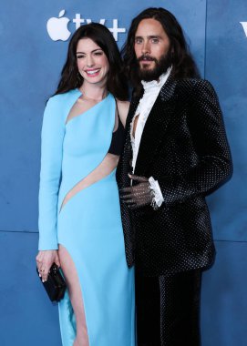 Amerikalı aktris Anne Hathaway Aquazzura topuklu ayakkabılar ve Bulgari mücevherleri ve Amerikalı aktör Jared Leto 'nun çivili Gucci takım elbisesi ve eldivenleri ile Apple TV' nin 'WeCrashed' in Global Premiere 'ine geldi. 