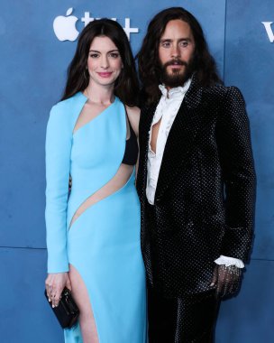 Amerikalı aktris Anne Hathaway Aquazzura topuklu ayakkabılar ve Bulgari mücevherleri ve Amerikalı aktör Jared Leto 'nun çivili Gucci takım elbisesi ve eldivenleri ile Apple TV' nin 'WeCrashed' in Global Premiere 'ine geldi. 