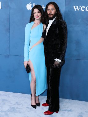 Amerikalı aktris Anne Hathaway Aquazzura topuklu ayakkabılar ve Bulgari mücevherleri ve Amerikalı aktör Jared Leto 'nun çivili Gucci takım elbisesi ve eldivenleri ile Apple TV' nin 'WeCrashed' in Global Premiere 'ine geldi. 