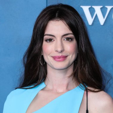 Aquazzura topukları ve Bulgari mücevherleri giyen Amerikalı aktris Anne Hathaway, 17 Mart 2022 'de Los Angeles, Kaliforniya, ABD' deki Akademi Sinema Müzesi 'nde düzenlenen Global Premiere of Apple TV +' WeCrashed 'e geldi.. 