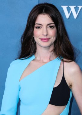 Aquazzura topukları ve Bulgari mücevherleri giyen Amerikalı aktris Anne Hathaway, 17 Mart 2022 'de Los Angeles, Kaliforniya, ABD' deki Akademi Sinema Müzesi 'nde düzenlenen Global Premiere of Apple TV +' WeCrashed 'e geldi.. 