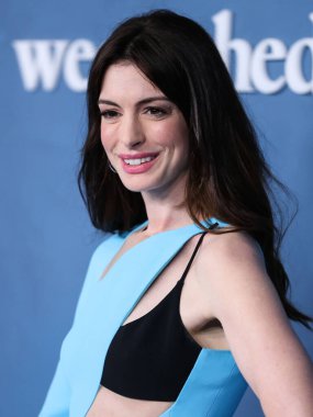 Aquazzura topukları ve Bulgari mücevherleri giyen Amerikalı aktris Anne Hathaway, 17 Mart 2022 'de Los Angeles, Kaliforniya, ABD' deki Akademi Sinema Müzesi 'nde düzenlenen Global Premiere of Apple TV +' WeCrashed 'e geldi.. 