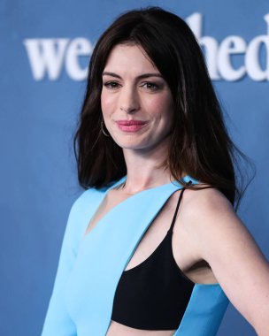 Aquazzura topukları ve Bulgari mücevherleri giyen Amerikalı aktris Anne Hathaway, 17 Mart 2022 'de Los Angeles, Kaliforniya, ABD' deki Akademi Sinema Müzesi 'nde düzenlenen Global Premiere of Apple TV +' WeCrashed 'e geldi.. 