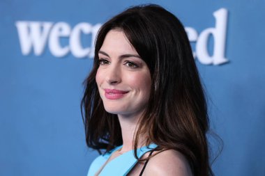 Aquazzura topukları ve Bulgari mücevherleri giyen Amerikalı aktris Anne Hathaway, 17 Mart 2022 'de Los Angeles, Kaliforniya, ABD' deki Akademi Sinema Müzesi 'nde düzenlenen Global Premiere of Apple TV +' WeCrashed 'e geldi.. 