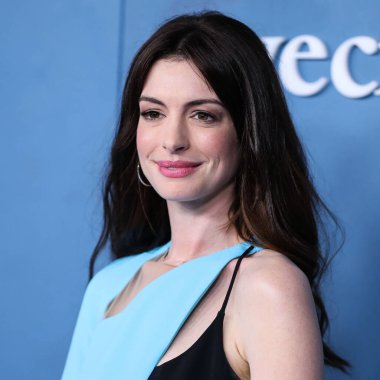 Aquazzura topukları ve Bulgari mücevherleri giyen Amerikalı aktris Anne Hathaway, 17 Mart 2022 'de Los Angeles, Kaliforniya, ABD' deki Akademi Sinema Müzesi 'nde düzenlenen Global Premiere of Apple TV +' WeCrashed 'e geldi.. 