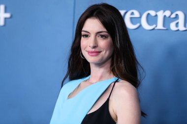 Aquazzura topukları ve Bulgari mücevherleri giyen Amerikalı aktris Anne Hathaway, 17 Mart 2022 'de Los Angeles, Kaliforniya, ABD' deki Akademi Sinema Müzesi 'nde düzenlenen Global Premiere of Apple TV +' WeCrashed 'e geldi.. 