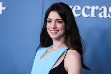 Aquazzura topukları ve Bulgari mücevherleri giyen Amerikalı aktris Anne Hathaway, 17 Mart 2022 'de Los Angeles, Kaliforniya, ABD' deki Akademi Sinema Müzesi 'nde düzenlenen Global Premiere of Apple TV +' WeCrashed 'e geldi.. 