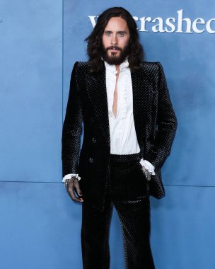 Amerikalı aktör Jared Leto, Gucci takım elbise ve eldiven giyerek 17 Mart 2022 tarihinde Los Angeles, Kaliforniya, ABD 'de bulunan Akademi Film Müzesi' nde düzenlenen Global Premiere of Apple TV + 'Weashed' e ulaştı.. 