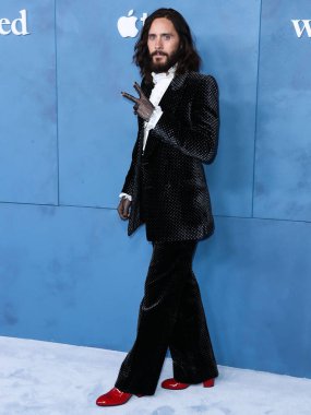 Amerikalı aktör Jared Leto, Gucci takım elbise ve eldiven giyerek 17 Mart 2022 tarihinde Los Angeles, Kaliforniya, ABD 'de bulunan Akademi Film Müzesi' nde düzenlenen Global Premiere of Apple TV + 'Weashed' e ulaştı.. 