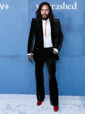 Amerikalı aktör Jared Leto, Gucci takım elbise ve eldiven giyerek 17 Mart 2022 tarihinde Los Angeles, Kaliforniya, ABD 'de bulunan Akademi Film Müzesi' nde düzenlenen Global Premiere of Apple TV + 'Weashed' e ulaştı.. 
