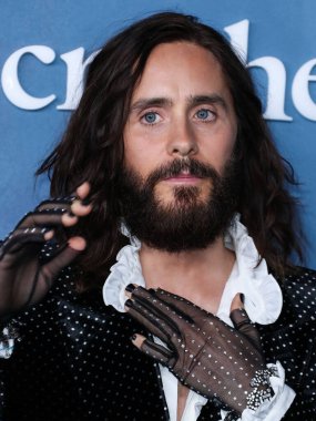 Amerikalı aktör Jared Leto, Gucci takım elbise ve eldiven giyerek 17 Mart 2022 tarihinde Los Angeles, Kaliforniya, ABD 'de bulunan Akademi Film Müzesi' nde düzenlenen Global Premiere of Apple TV + 'Weashed' e ulaştı.. 