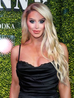 Gigi Gorgeous, 15 Mart 2022 'de ABD' nin Kaliforniya eyaletinin Los Angeles şehrinde 27 numaralı terminalde düzenlenen Sunny Votka Fırlatma Partisi 'ne ulaştı..