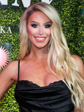 Gigi Gorgeous, 15 Mart 2022 'de ABD' nin Kaliforniya eyaletinin Los Angeles şehrinde 27 numaralı terminalde düzenlenen Sunny Votka Fırlatma Partisi 'ne ulaştı.. 