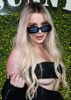 Tana Mongeau, 15 Mart 2022 'de ABD' nin Kaliforniya eyaletinin Los Angeles şehrinde 27 numaralı terminalde düzenlenen Sunny Votka Fırlatma Partisi 'ne ulaştı.. 