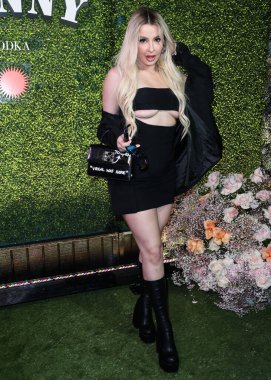 Tana Mongeau, 15 Mart 2022 'de ABD' nin Kaliforniya eyaletinin Los Angeles şehrinde 27 numaralı terminalde düzenlenen Sunny Votka Fırlatma Partisi 'ne ulaştı.. 