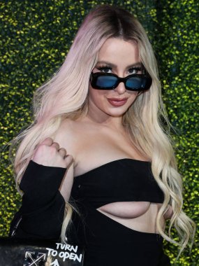 Tana Mongeau, 15 Mart 2022 'de ABD' nin Kaliforniya eyaletinin Los Angeles şehrinde 27 numaralı terminalde düzenlenen Sunny Votka Fırlatma Partisi 'ne ulaştı.. 