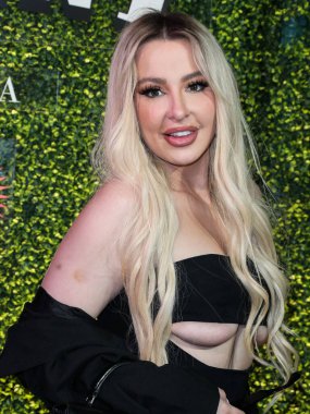 Tana Mongeau, 15 Mart 2022 'de ABD' nin Kaliforniya eyaletinin Los Angeles şehrinde 27 numaralı terminalde düzenlenen Sunny Votka Fırlatma Partisi 'ne ulaştı.. 