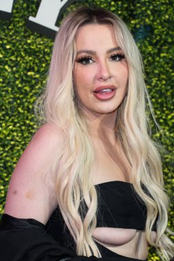Tana Mongeau, 15 Mart 2022 'de ABD' nin Kaliforniya eyaletinin Los Angeles şehrinde 27 numaralı terminalde düzenlenen Sunny Votka Fırlatma Partisi 'ne ulaştı.. 