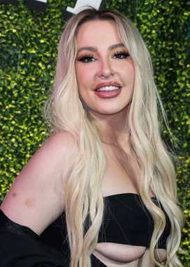 Tana Mongeau, 15 Mart 2022 'de ABD' nin Kaliforniya eyaletinin Los Angeles şehrinde 27 numaralı terminalde düzenlenen Sunny Votka Fırlatma Partisi 'ne ulaştı.. 