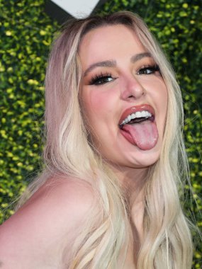 Tana Mongeau, 15 Mart 2022 'de ABD' nin Kaliforniya eyaletinin Los Angeles şehrinde 27 numaralı terminalde düzenlenen Sunny Votka Fırlatma Partisi 'ne ulaştı.. 