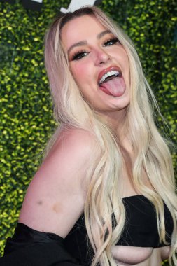 Tana Mongeau, 15 Mart 2022 'de ABD' nin Kaliforniya eyaletinin Los Angeles şehrinde 27 numaralı terminalde düzenlenen Sunny Votka Fırlatma Partisi 'ne ulaştı.. 