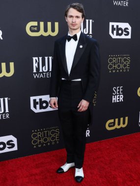 Cartier mücevherleri takan Ansel Elgort, 13 Mart 2022 'de Fairmont Century Plaza Oteli' nde düzenlenen 27. Yıllık Eleştirmenler Seçimi Ödülleri 'ne ulaştı.. 