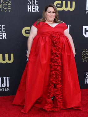 Chrissy Metz 'in Greta Constantine elbisesi, Stuart Weitzman ayakkabıları, Tyler Ellis debriyajı ve Anabela Chan mücevherleri 13 Mart 2022' de Century City 'deki Fairmont Century Plaza Oteli' nde düzenlenen 27.