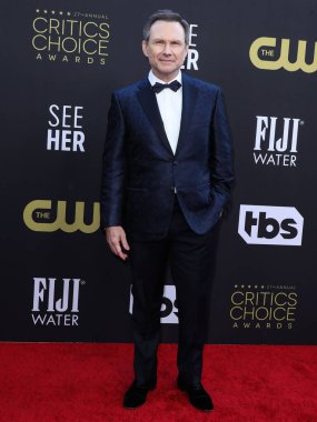 Christian Slater 'ın Christian Louboutin ayakkabıları ve bir Omega saati, 13 Mart 2022' de Century City, Los Angeles, Kaliforniya, ABD 'de düzenlenen Fairmont Century Plaza Oteli' nde düzenlenen 27..