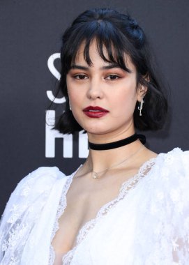 Sophia Webster ayakkabıları ve Jimmy Choo debriyajı ile Christopher Kane giyen Courtney Eaton, 13 Mart 2022 'de Century City, Los Angeles, Kaliforniya, ABD' de düzenlenen Fairmont Century Plaza Hotel 'de düzenlenen 27.
