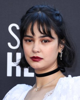 Sophia Webster ayakkabıları ve Jimmy Choo debriyajı ile Christopher Kane giyen Courtney Eaton, 13 Mart 2022 'de Century City, Los Angeles, Kaliforniya, ABD' de düzenlenen Fairmont Century Plaza Hotel 'de düzenlenen 27.