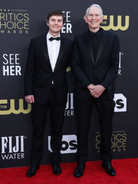 Evan Peters ve Phil Peters, 13 Mart 2022 'de Fairmont Century Plaza Hotel' de düzenlenen 27. Yıllık Eleştirmenler Seçimi Ödülleri 'ne geldiler.. 