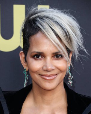 Samer Halimeh küpeli Dolce & Gabbana giyen Halle Berry, 13 Mart 2022 'de Century City, Los Angeles, Kaliforniya, ABD' de düzenlenen Fairmont Century Plaza Oteli 'nde düzenlenen 27.. 