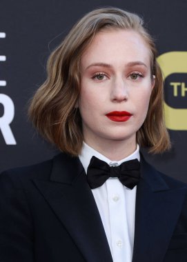 Giorgio Armani smokin giyen Hannah Einbinder, 13 Mart 2022 'de Century City, Los Angeles, Kaliforniya, ABD' de düzenlenen Fairmont Century Plaza Hotel 'de düzenlenen 27.. 