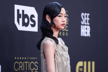 Louis Vuitton 'u giyen Hoyeon Jung, 13 Mart 2022' de Fairmont Century Plaza Oteli 'nde düzenlenen 27. Yıllık Eleştirmenler Seçimi Ödülleri' ne ulaştı.. 