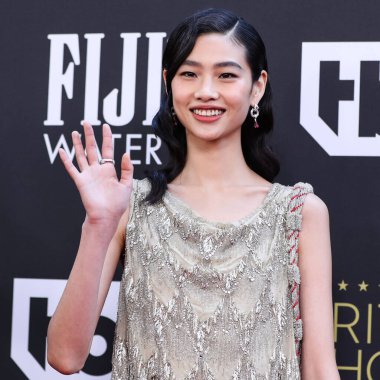 Louis Vuitton 'u giyen Hoyeon Jung, 13 Mart 2022' de Fairmont Century Plaza Oteli 'nde düzenlenen 27. Yıllık Eleştirmenler Seçimi Ödülleri' ne ulaştı..