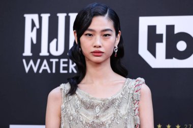 Louis Vuitton 'u giyen Hoyeon Jung, 13 Mart 2022' de Fairmont Century Plaza Oteli 'nde düzenlenen 27. Yıllık Eleştirmenler Seçimi Ödülleri' ne ulaştı..