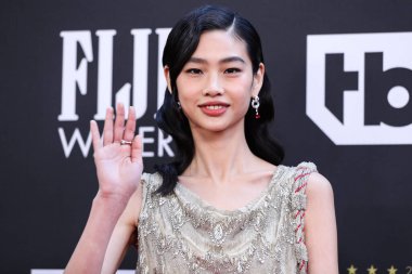 Louis Vuitton 'u giyen Hoyeon Jung, 13 Mart 2022' de Fairmont Century Plaza Oteli 'nde düzenlenen 27. Yıllık Eleştirmenler Seçimi Ödülleri' ne ulaştı..