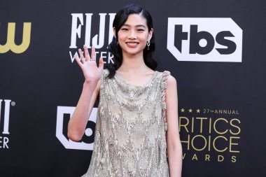 Louis Vuitton 'u giyen Hoyeon Jung, 13 Mart 2022' de Fairmont Century Plaza Oteli 'nde düzenlenen 27. Yıllık Eleştirmenler Seçimi Ödülleri' ne ulaştı..